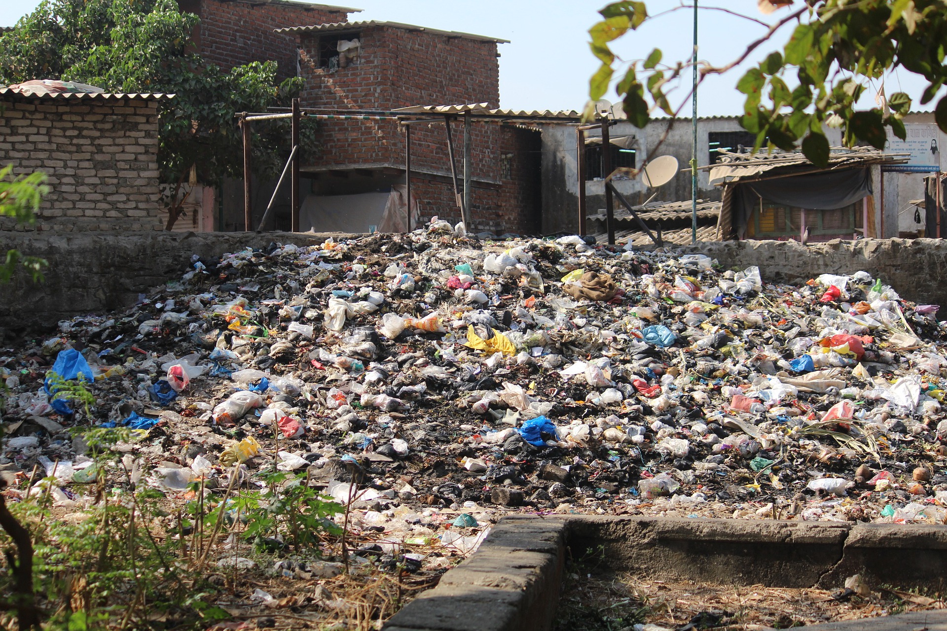 Volontariato internazionale in India in un progetto ecologico contro la combustione della plastica