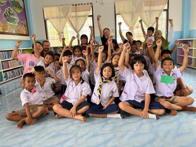 Campo di lavoro in Thailandia in una scuola buddhista.