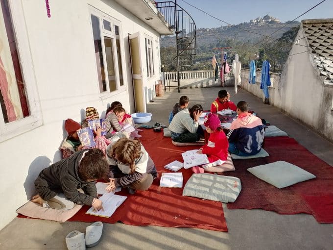 Campo di gruppo in Nepal bambini