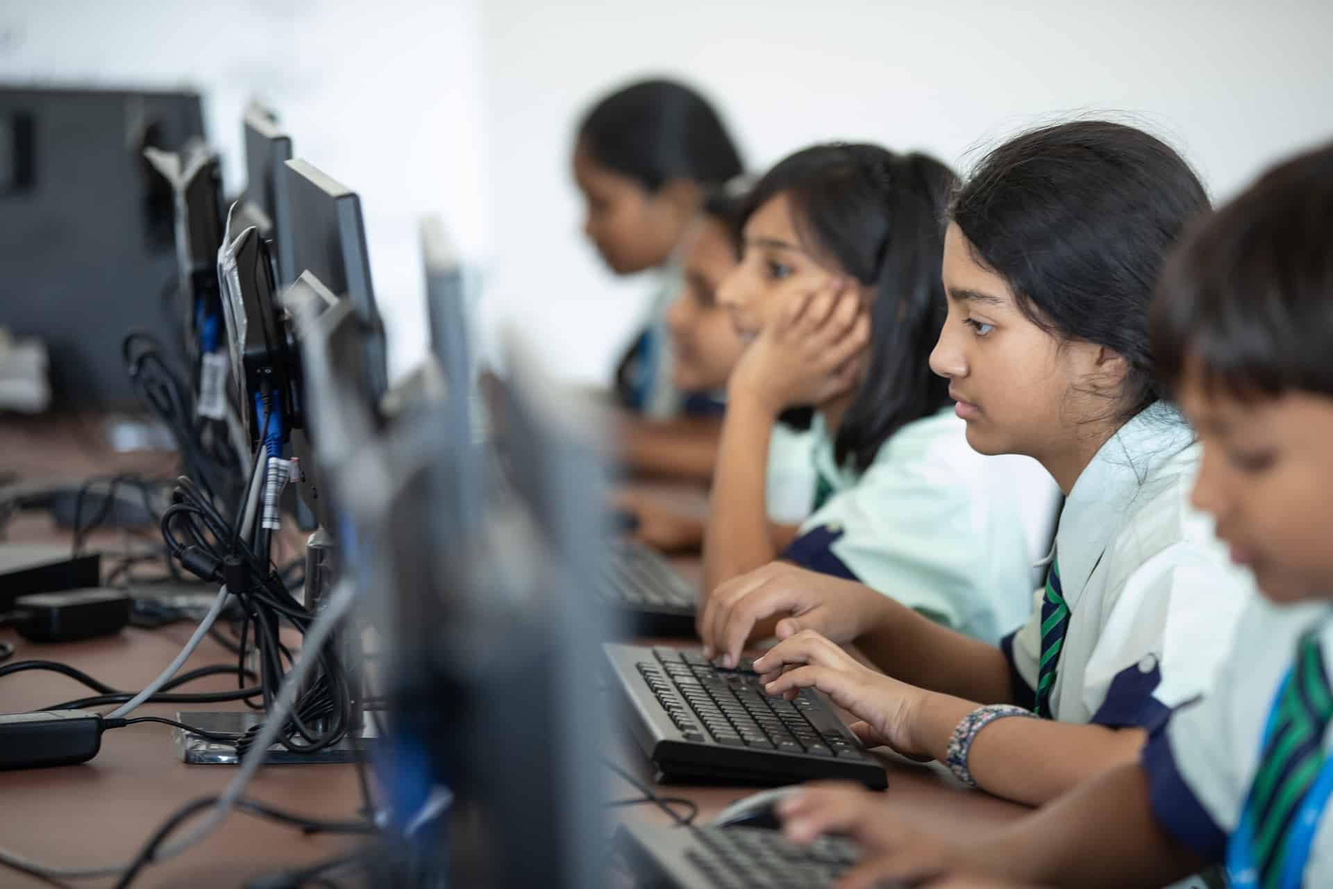 Campo di lavoro in India per contrastare il divario digitale nelle zone rurali
