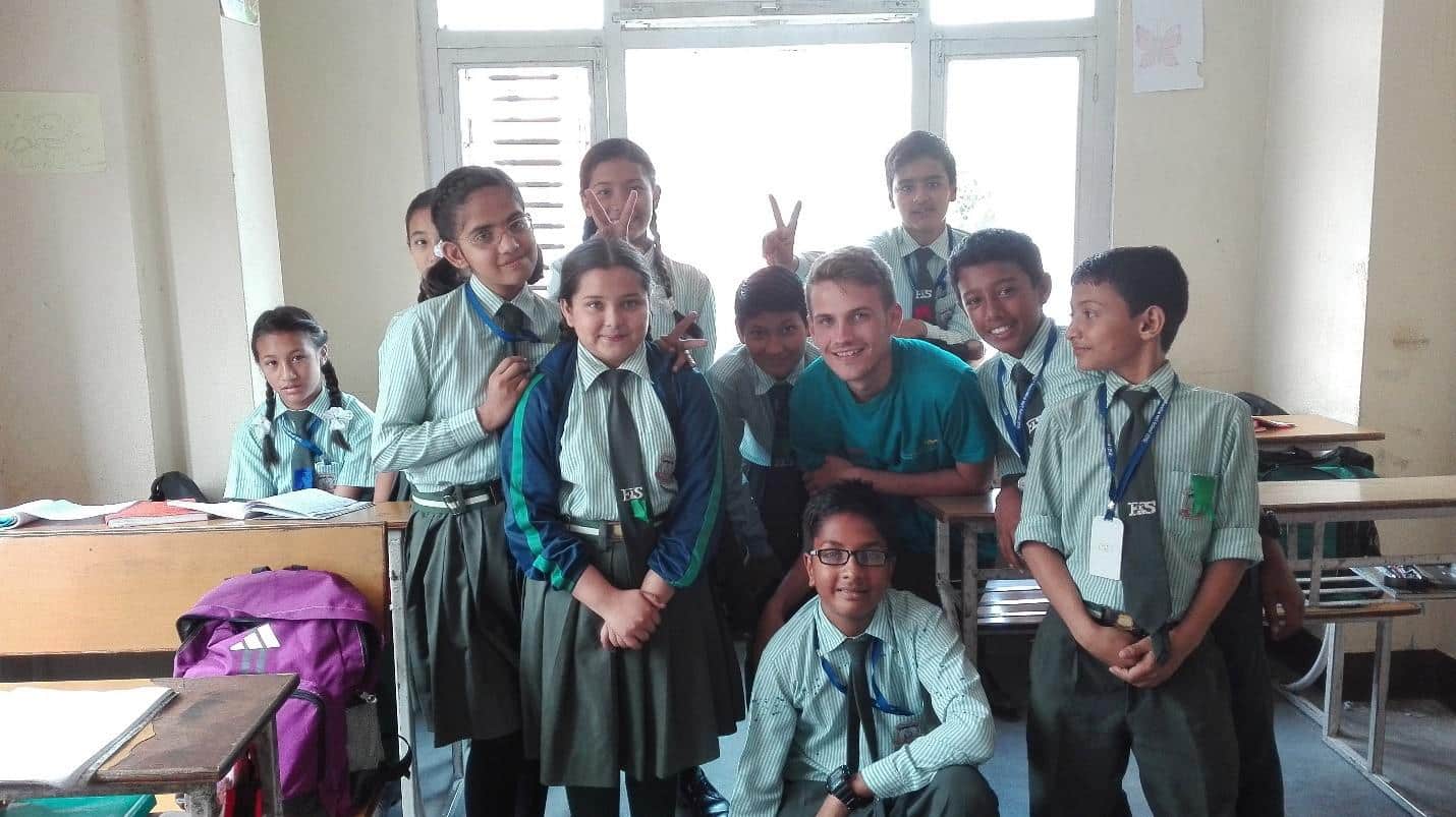 Campo di lavoro di gruppo in Nepal in una scuola e in una fattoria