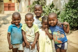 Campo lavoro Kenya supporto bambini vulnerabili